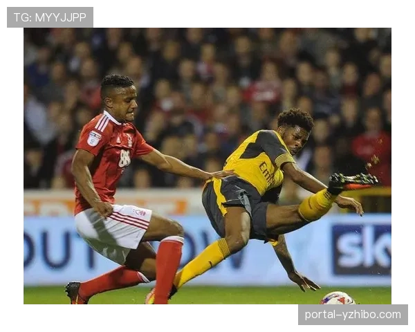 现场镜头：诺丁汉森林新援首秀即错失单刀，场边即时数据屏显示其射门选择仅为“C级评价”